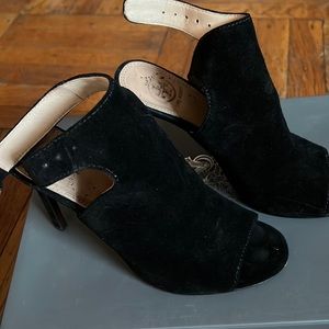 Vince Camuto Size 6.5M Black Suede open toe shoes.   Used Once. Beautiful shoes